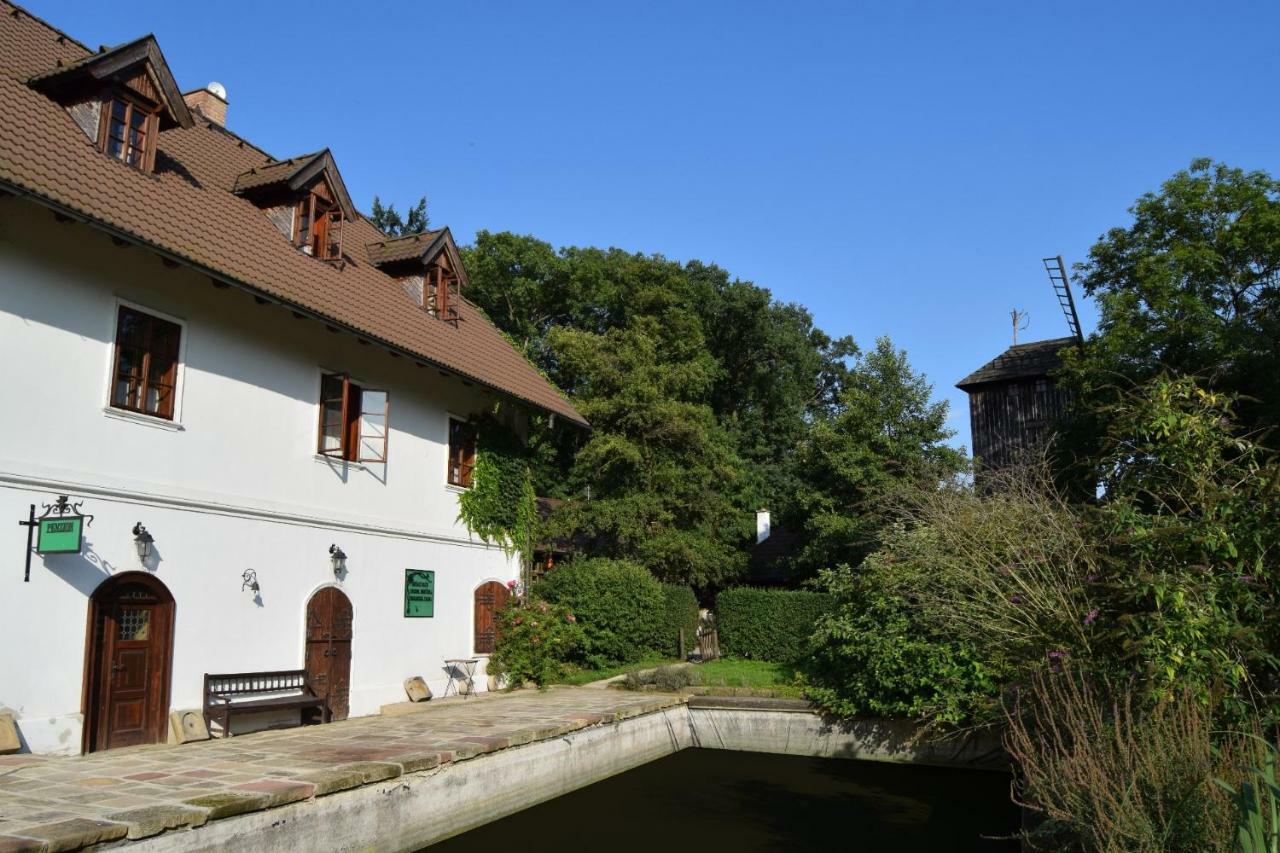 Bucicky Mlyn Hotel Rozdalovice ภายนอก รูปภาพ
